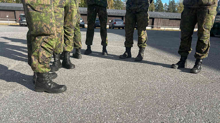 Varusmiesten jalkoja.