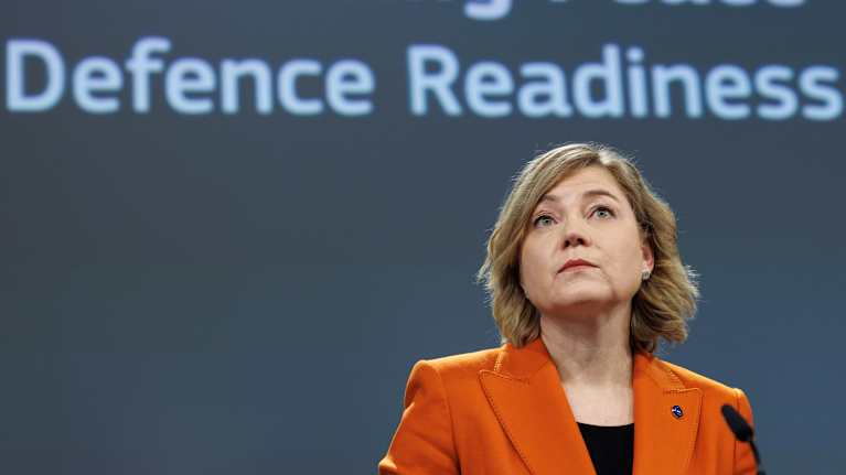 Henna Virkkunen esittelee puolustusohjelmaa Brysselissä