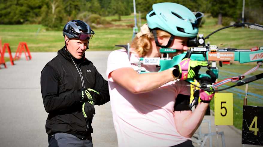 Mikko Viitaten övervakar Suvis skytte och klockar hennes skyttetid.