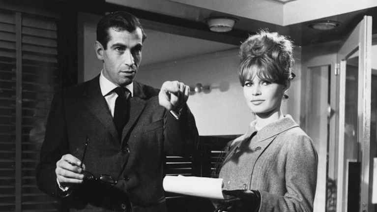 Roger Vadim antaa ohjeita Brigitte Bardot'lle mustavalkoisessa valokuvassa.