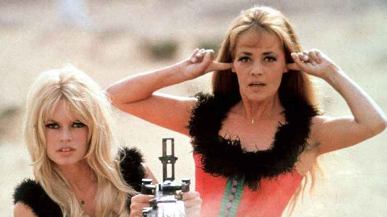 Elokuvan kuvassa Brigitte Bardot tähtää konekiväärillä ja Jeanne Moreau pitelee sormiaan korvissaan. Heillä on kirkkaanpunaiset punaiset leningit.