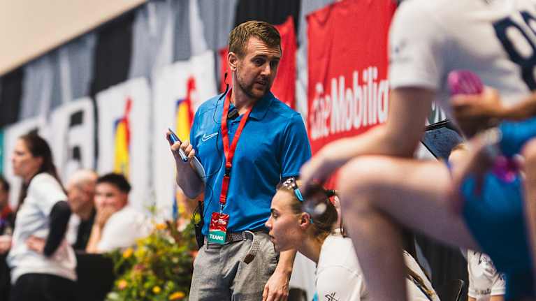 Suomen päävalmentaja Andreas Harnesk antaa neuvoja pelaajille.