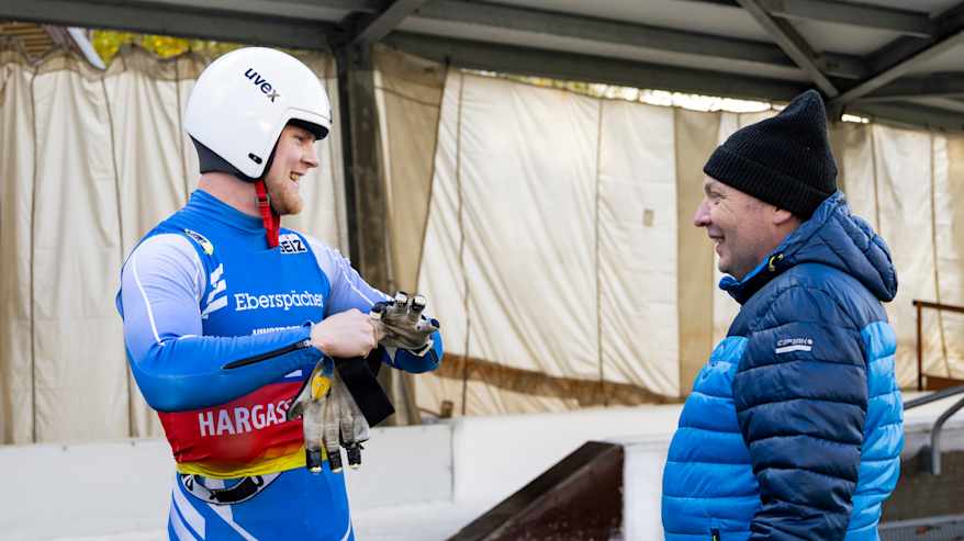 Ohjaskelkkailija Walter Vikström ja Suomen kelkkailuliiton puheenjohtaja Jani Tilvis.