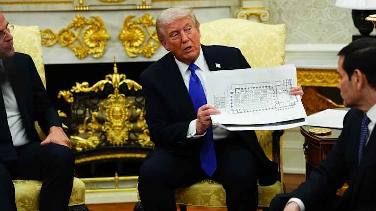 Yhdysvaltain presidentti Donald Trump esittelee Valkoiseen taloon suunniteltua uutta tanssisalia.