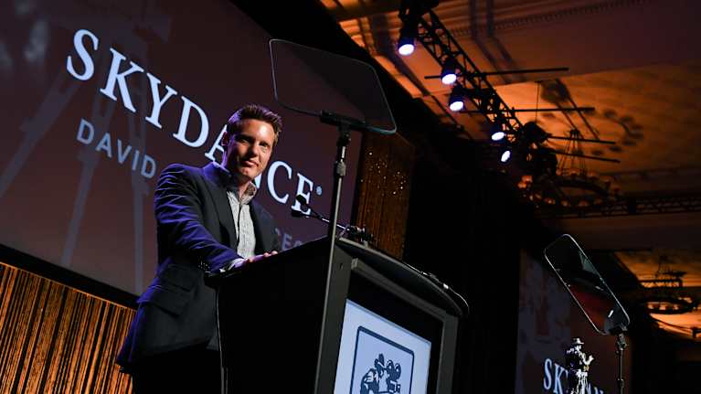David Ellison puhuu, taustalla Skydance logo. 