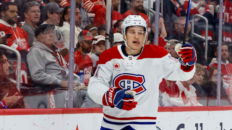 Oliver Kapanen juhlii maalia pidellen mailaa ylhäällä.