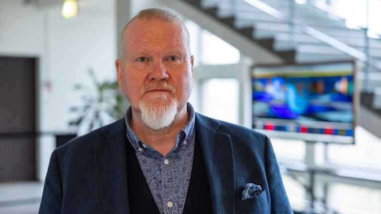 Esa Sirviö Kotkan kaupungintalolla.