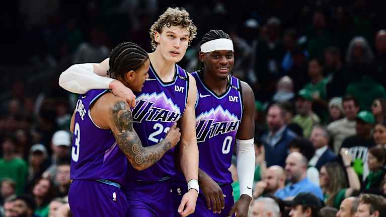 Lauri Markkanen keskellä Utahin pelaajia Taylor Hendricksiä ja Keyonte Georgea.