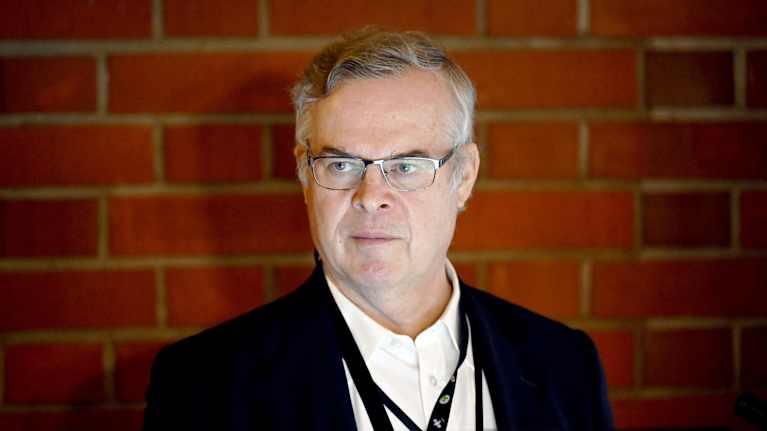Lasse Lehtonen seisoo tiedotustilaisuudessa.