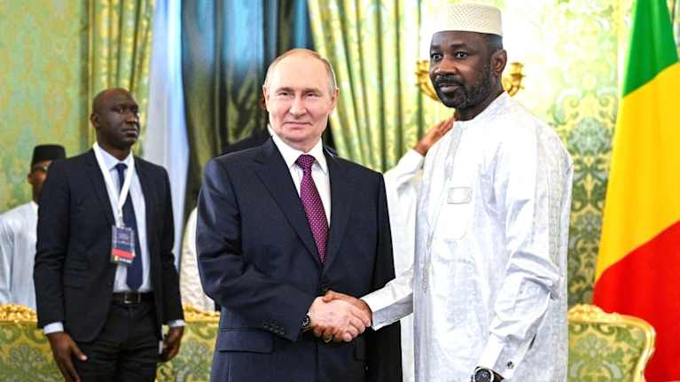 Vladimir Putin ja Assimi Goita kättelevät.