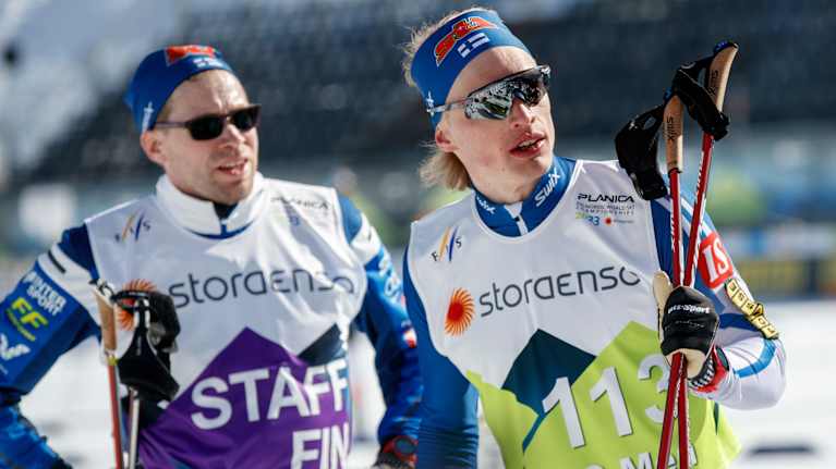 Iivo Niskanen Planican MM-kisoissa 2023. Taustalla Olli Ohtonen.