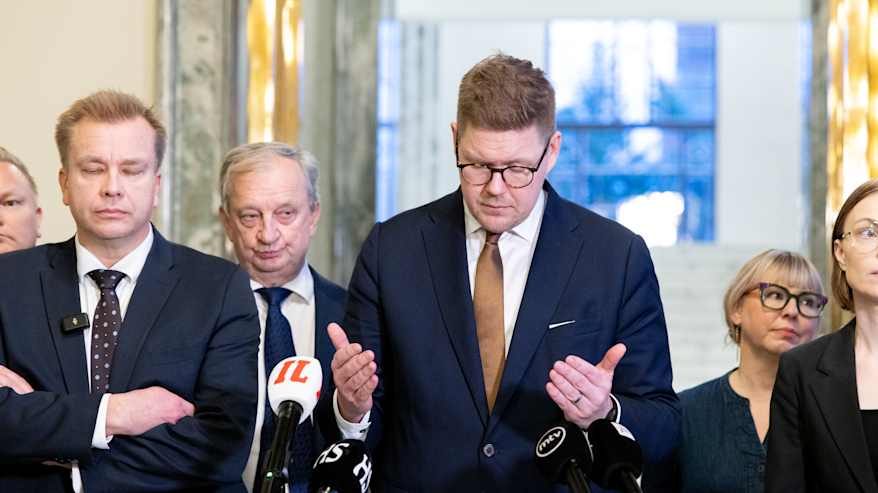 Oppositiopuolueiden edustajat eduskunnan valtiosalissa median edessä.