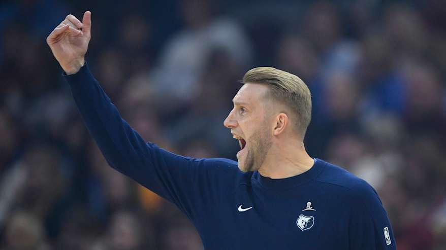 Iisalo antamassa ohjeita NBA:ssa.