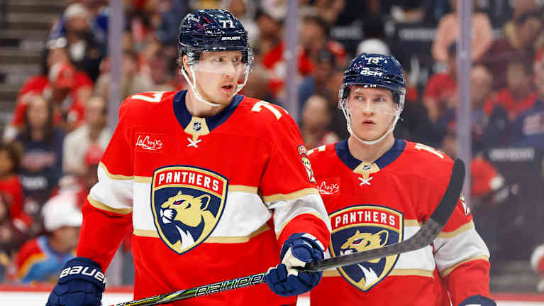 Florida Panthersin suomalaisjääkiekkoilija Niko Mikkola luistelemassa jäällä vierellään Anton Lundell.