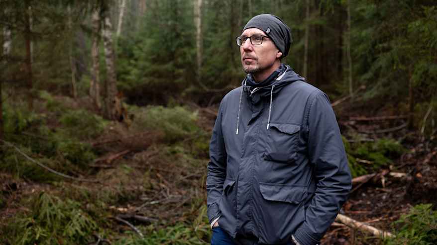 Vantaan ympäristösuunnittelija Ville Selonen seisoo kädet taskussa metsässä.