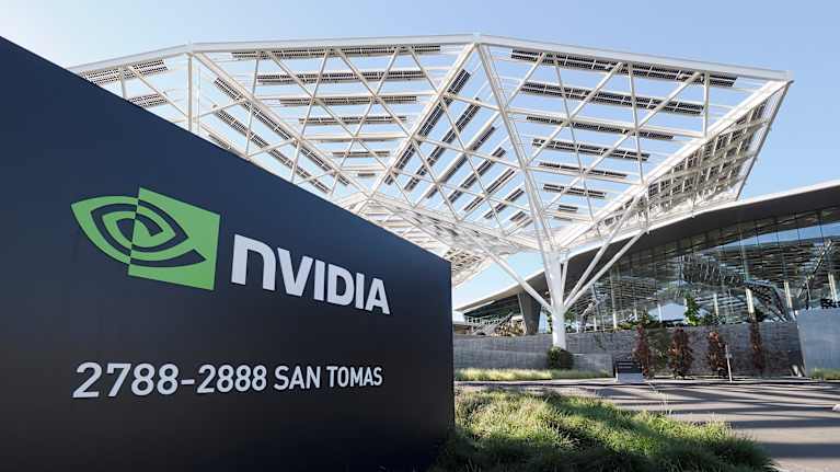 Nvidian logo seisoo yhtiön pääkonttorin edustalla Kaliforniassa.