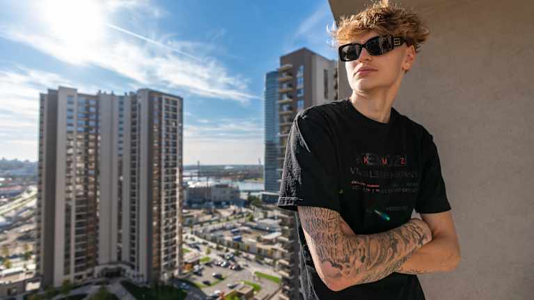 Miikka Muurinen seisoo asuntonsa parvekkella, josta avautuu komeat näkymät Belgradiin.