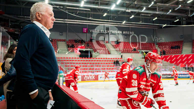Doug Shedden följer med Vasa Sports uppvärmning. 