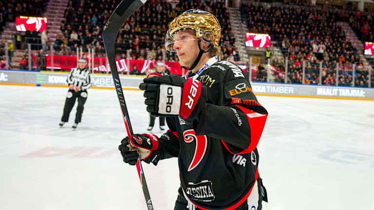 JYPin Leevi Tukiainen luistelee jäällä.