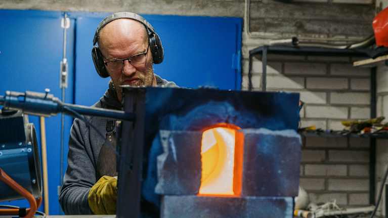 Heikki Kinnari käyttää pajassaan ahjoa metallin muokkaamiseen.
