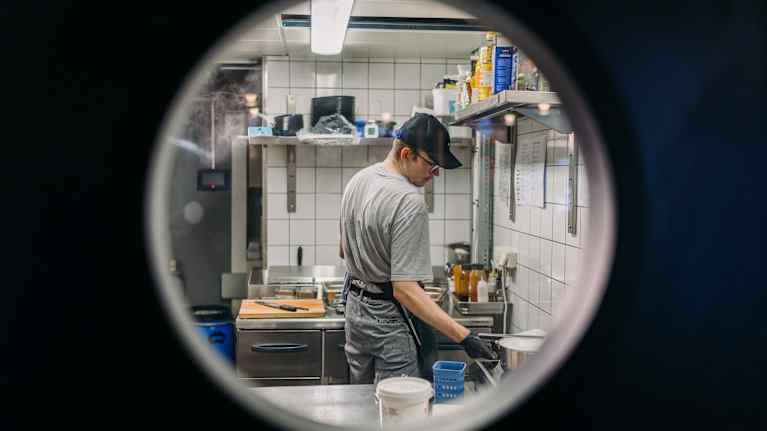 Alex Krogars työskentelee ravintolakokkina Tampereella.