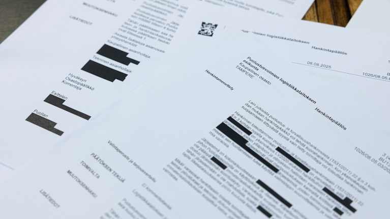 Asiakirjoja, joissa on runsaasti tummennuksia tietojen peittämiseksi.