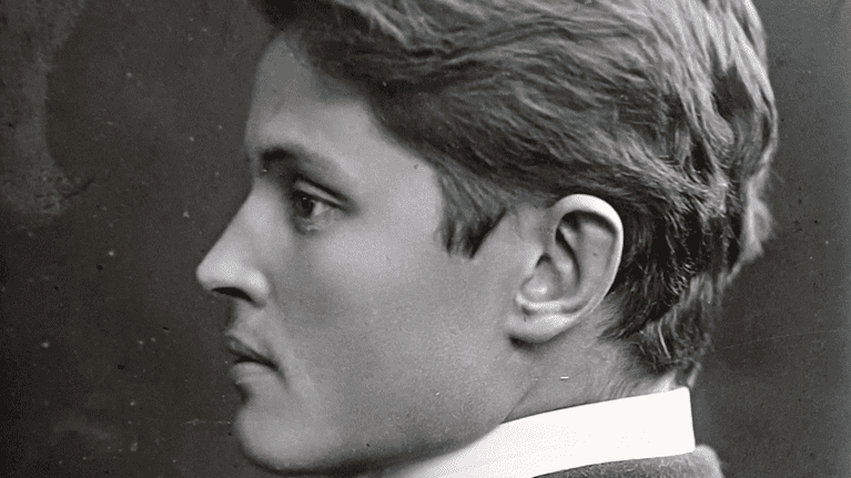 Näyttelijä Jussi Snellman sivusta valokuvattuna.