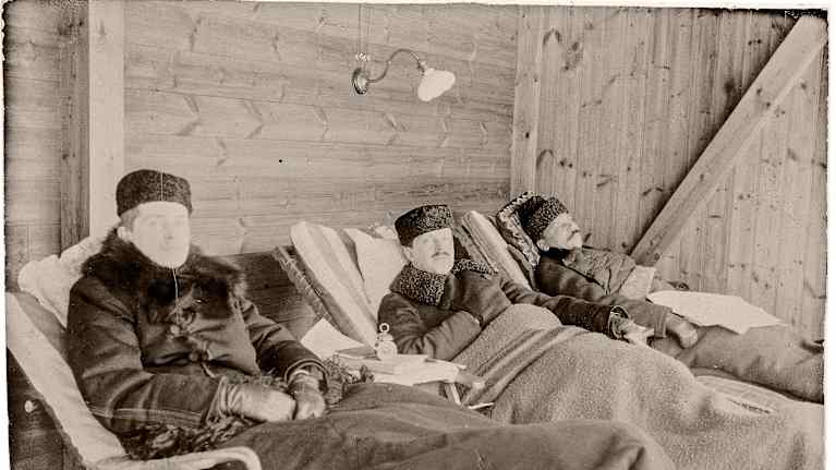 Säveltäjä Erkki Melartin (keskellä) nauttimassa raittiista ilmasta Nummelan parantolassa.