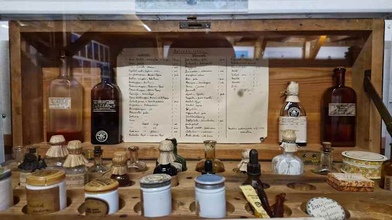 Vanha majakalla käytössä ollut apteekkikaappi.