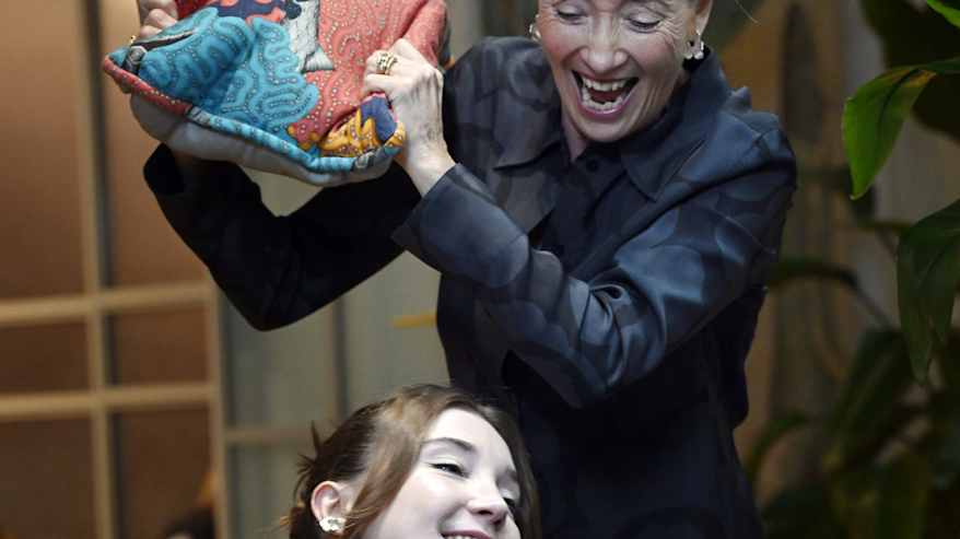 Emma Thompson ja tyttärensä Gaia Wise nauravat ja vitsailevat.