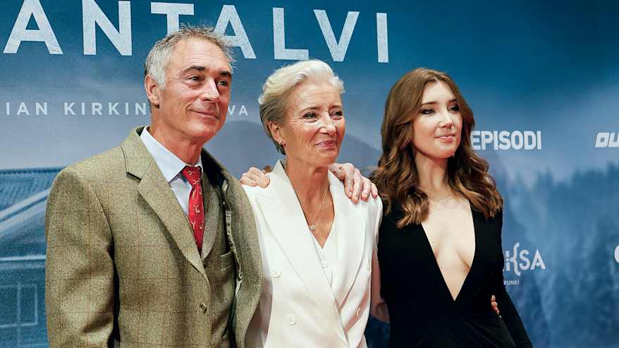 Greg Wise, Emma Thompson ja Gaia Wise punaisella matolla, taustalla Sydäntalvi-elokuvan juliste.