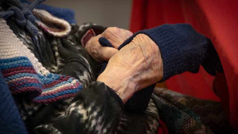 Lähikuva ryppyisistä käsistä.