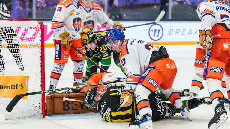 Tapparan ja Ilveksen pelaajat kamppailevat maalinedustalla.