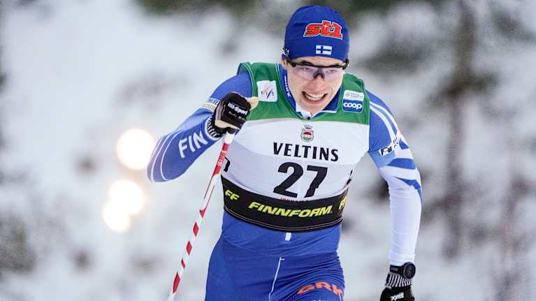 Niilo Moilanen hiihtämässä.