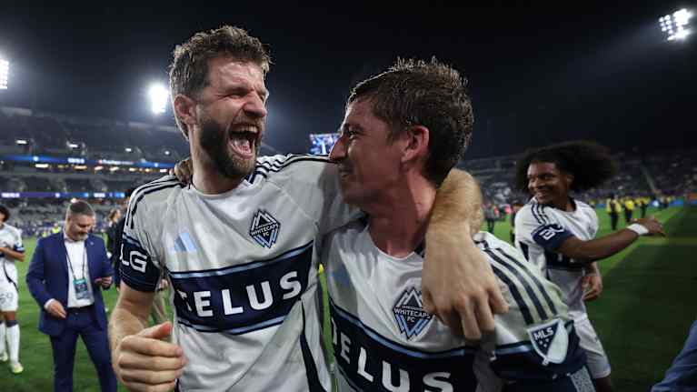 Thomas Muller naureskelee Ryan Gauldin kanssa.