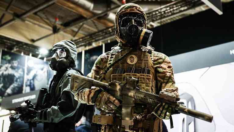 Sotilasvarusteisiin ja aseisiin puettuja mannekiineja on näytillä messuilla.