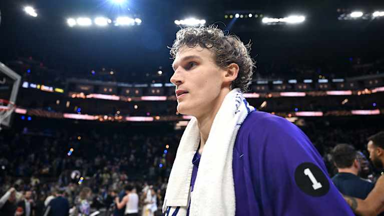 Lauri Markkanen kävelee kentän laidalla pyyhe kaulallaan.