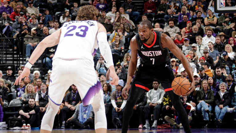 Lauri Markkanen puolustaa Kevin Durantia.