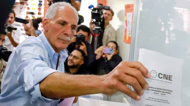 Hondurasin kansallispuolueen presidenttiehdokas Nasry Asfura äänestää.