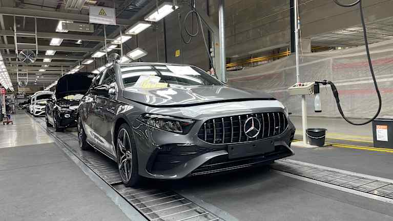 Autoja autotehtaan kokoonpanolinjalla.