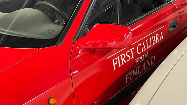 Auton ovi ja siinä tekstiä.