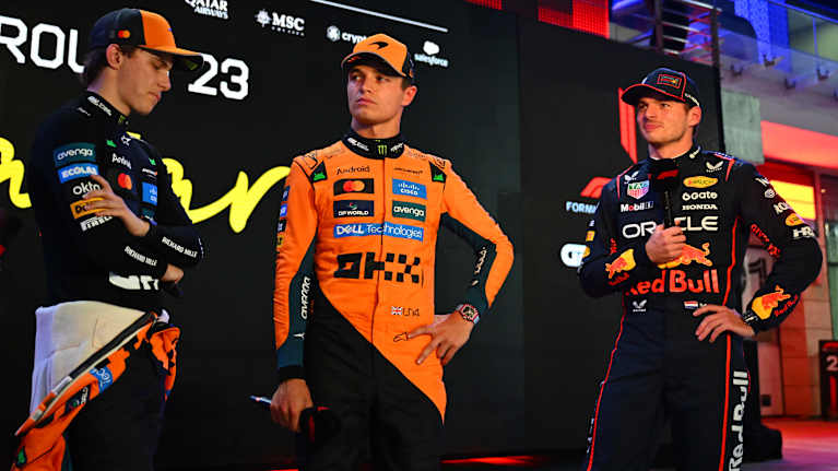 Oscar Piastri, Lando Norris ja Max Verstappen haastatteluissa ennen Qatarin F1-aika-ajoa.