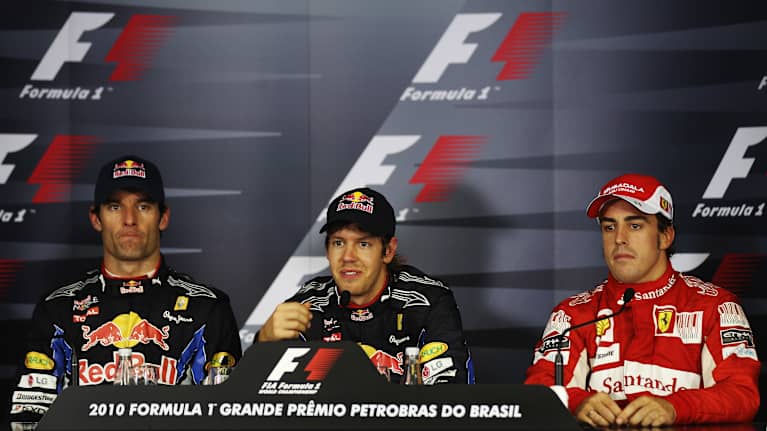 Mark Webber, Sebastian Vettel ja Fernando Alonso Sao Paulon GP:n lehdistötilaisuudessa 7.11.2010.