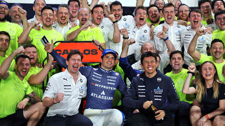 Williams-talli juhlii Carlos Sainzin kolmossijaa Qatarissa 30.11.2025.