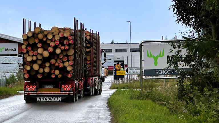 Puutavaralastissa oleva rekka saapumassa Metsä Fibren sahalle Hämeenlinnan Renkoon.