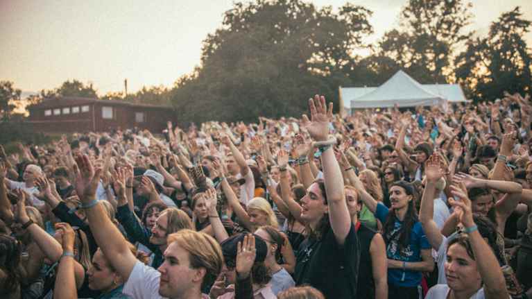 Festivaaliyleisöä kädet pystyssä.