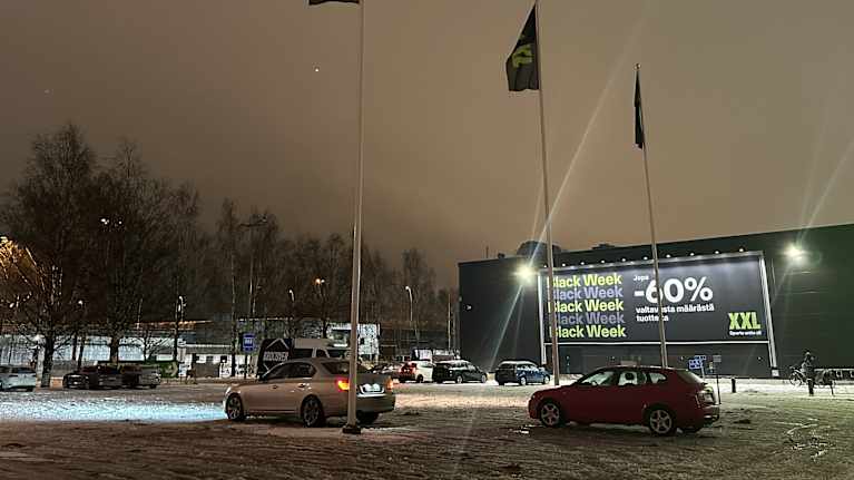 XXL:n pihalla on autoja.