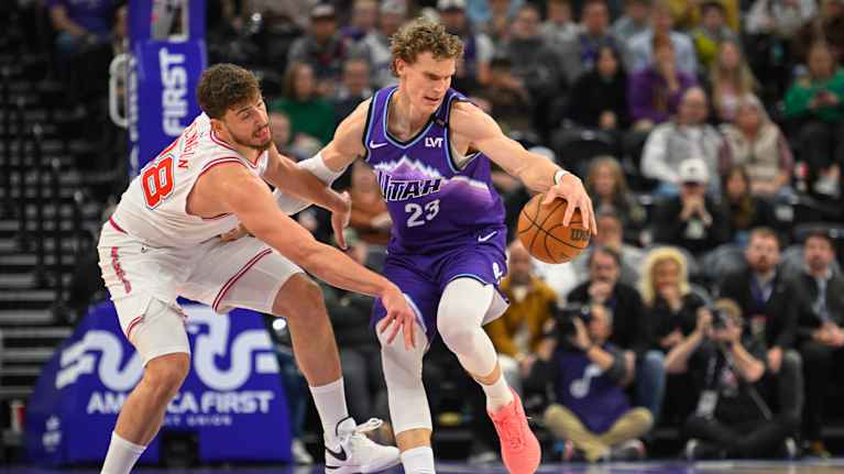 Lauri Markkanen suojaa koripalloa NBA-ottelussa.