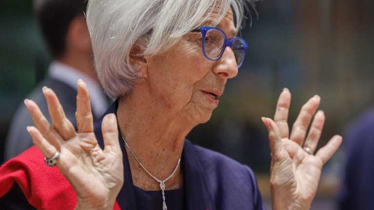 Euroopan keskuspankin pääjohtaja Christine Lagarde elehtii puhuessaan molemmat kädet pystyssä.