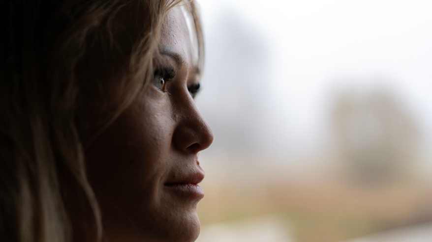 Jenna Laiho profiilikuvassa ikkunan edessä. Taustalla näkyy sumuinen maisema, joka luo rauhallisen ja unenomaiseen tunnelman. 